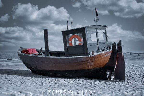 Die Nordsee zeigt ihre wilde Seite. Ein Moment der Einsamkeit und Freiheit am Strand.